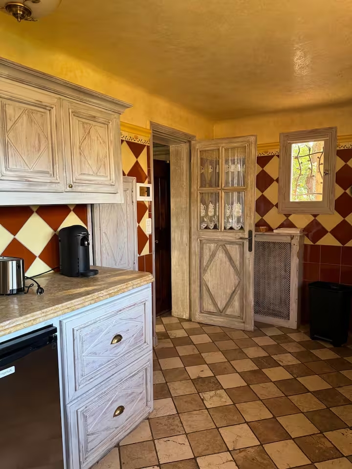 Cuisine style rustique avec carrelage à motifs.