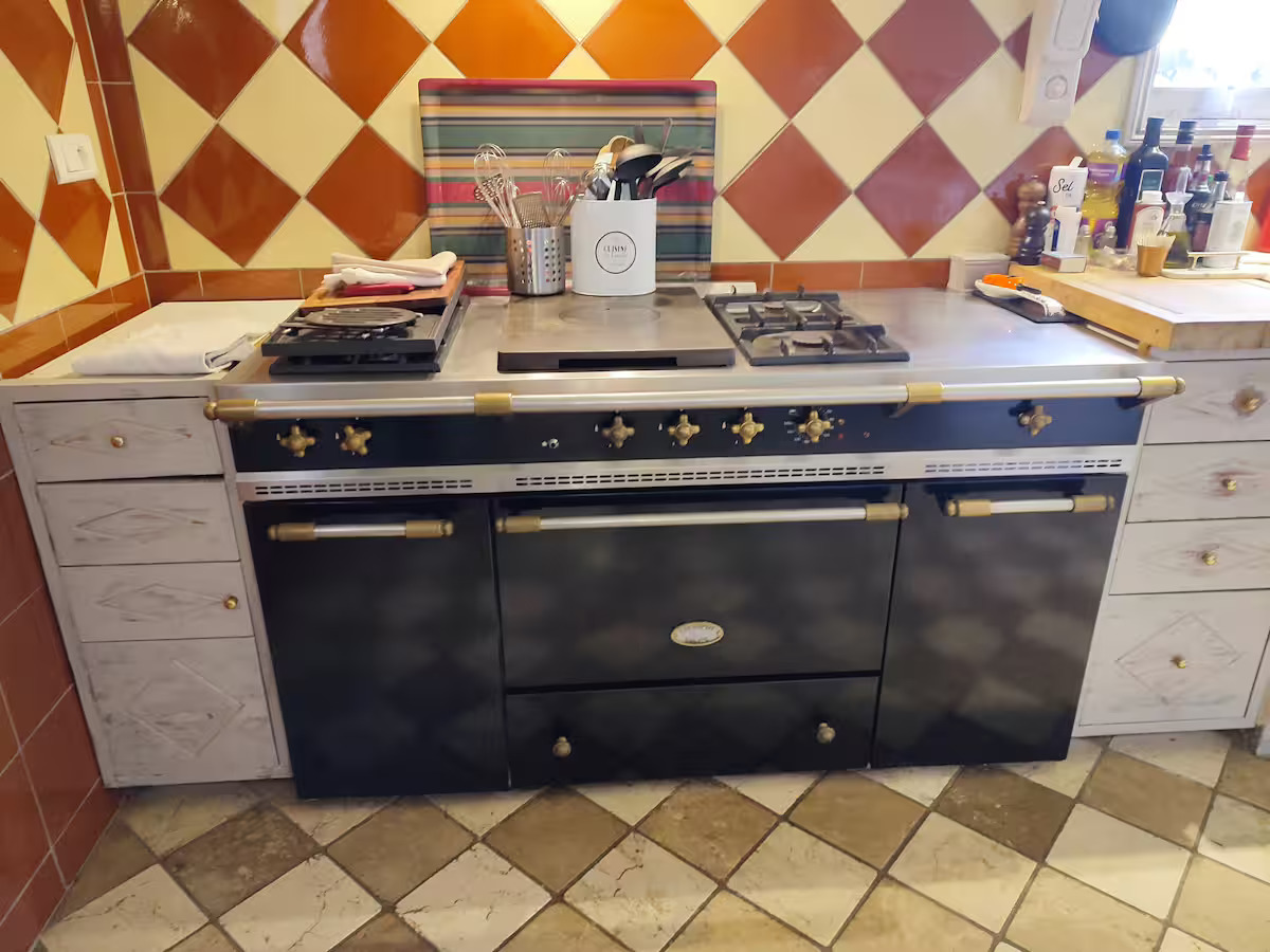 Cuisinière vintage dans cuisine carrelée.