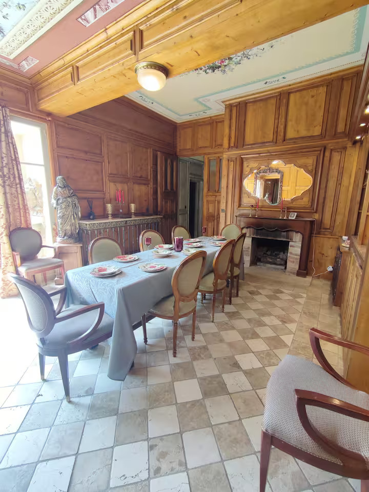 Salle à manger élégante avec table dressée.