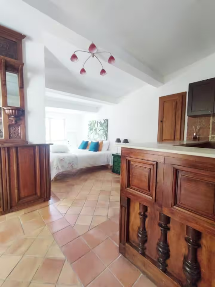 Chambre lumineuse avec mobilier en bois.